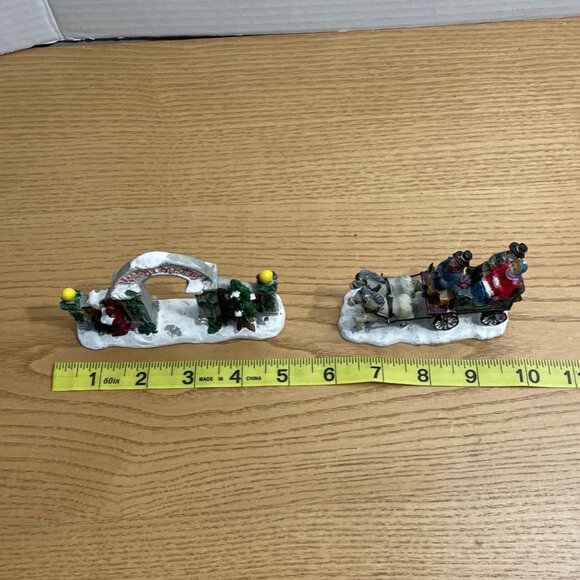 Vtg Cobblestone Corners Christmas Village Accessories Merry Arch Sleigh and Tree - Picture 7 of 10